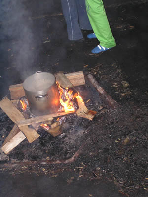 De pan op het vuur in de kampvuurkuil