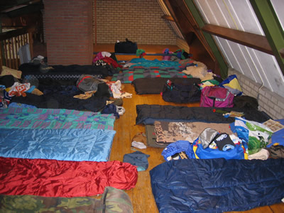 Slaapzaal nadat de spullen zijn klaar gelegd
